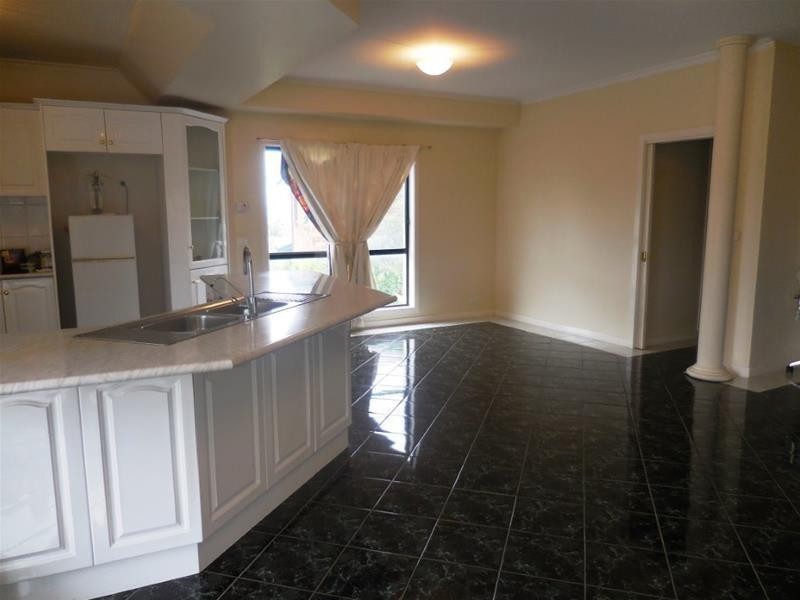 49 John Edgecumbe Way, Endeavour Hills VIC 3802