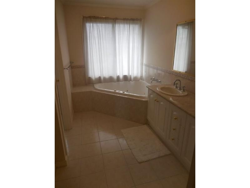 49 John Edgecumbe Way, Endeavour Hills VIC 3802