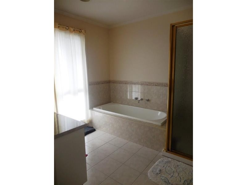 49 John Edgecumbe Way, Endeavour Hills VIC 3802