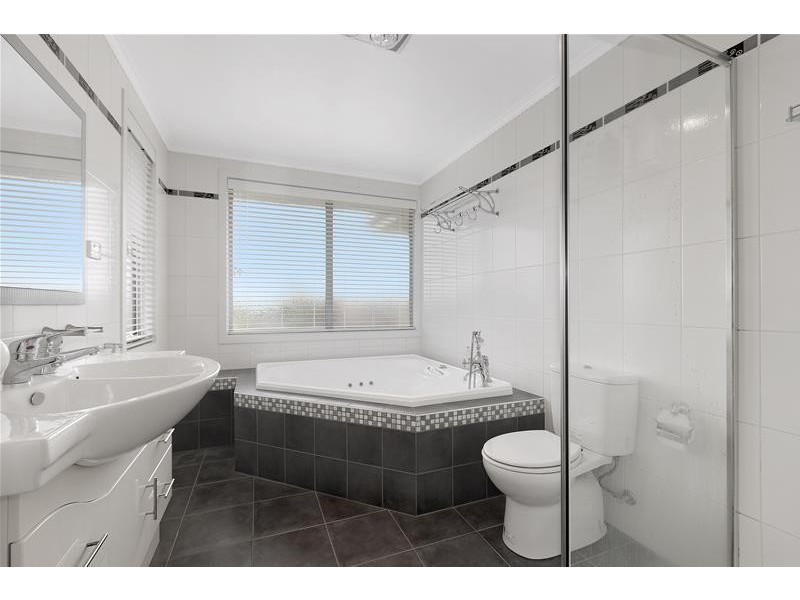 32 Mangana Drive, Mulgrave VIC 3170