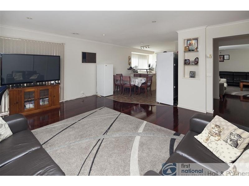 95 Chalcot Drive, Endeavour Hills VIC 3802