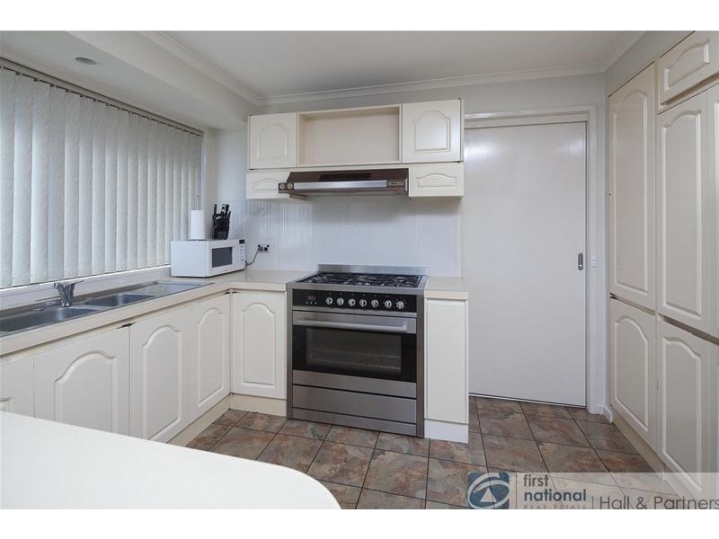 95 Chalcot Drive, Endeavour Hills VIC 3802