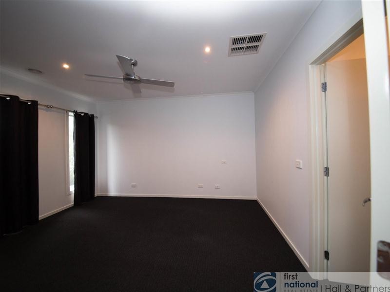 59 Linden Tree Way, Cranbourne North VIC 3977