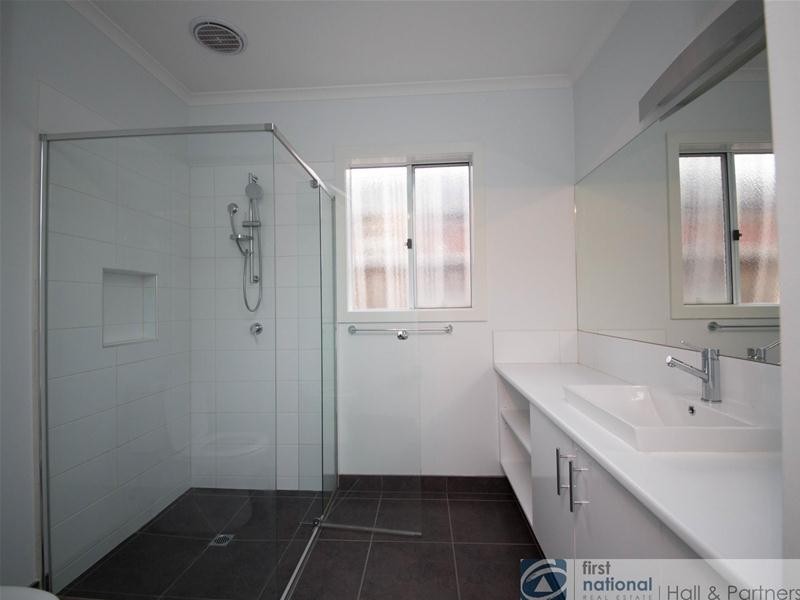 59 Linden Tree Way, Cranbourne North VIC 3977