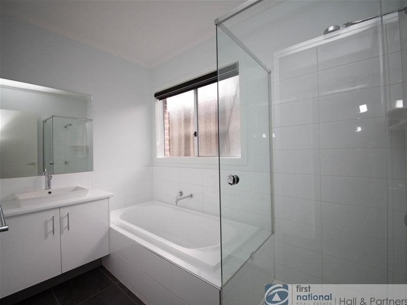 59 Linden Tree Way, Cranbourne North VIC 3977