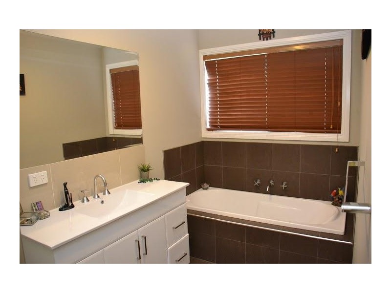 2/2 Judas Court, Doveton VIC 3177