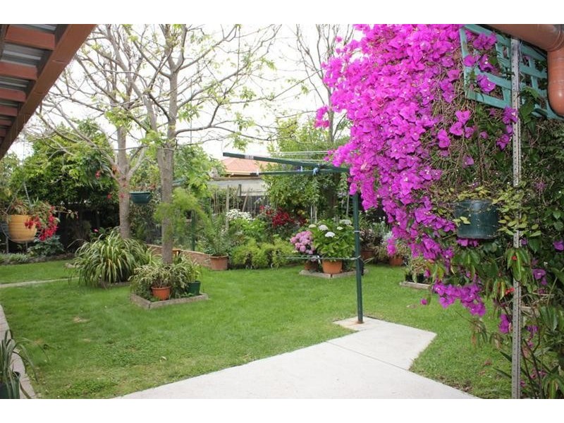 16 Endeavour Crescent, Endeavour Hills VIC 3802