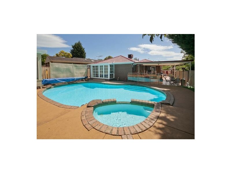 18 Grove End Road, Endeavour Hills VIC 3802