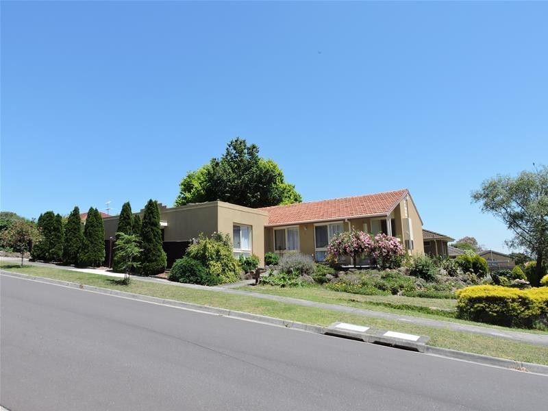 61 Essex Park Drive, Endeavour Hills VIC 3802