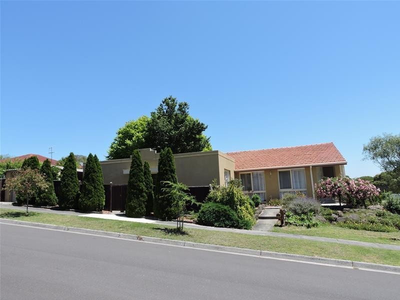 61 Essex Park Drive, Endeavour Hills VIC 3802