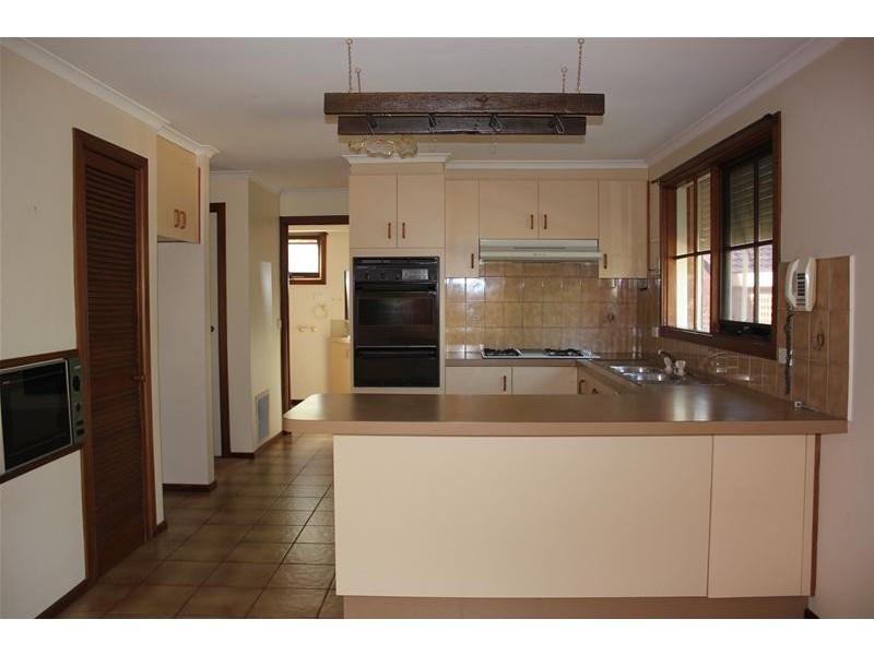 21 Huxley Crescent, Endeavour Hills VIC 3802