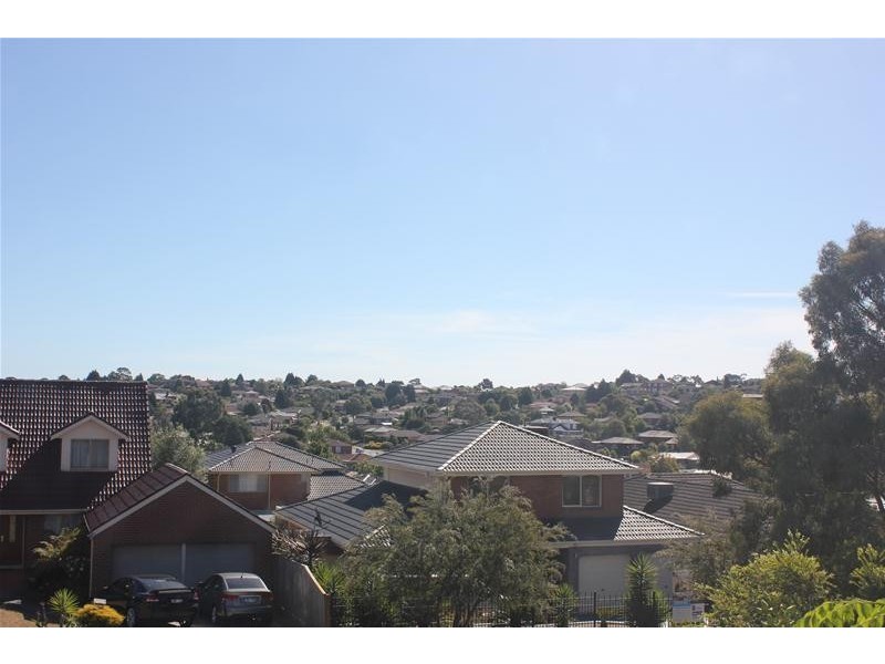 21 Huxley Crescent, Endeavour Hills VIC 3802