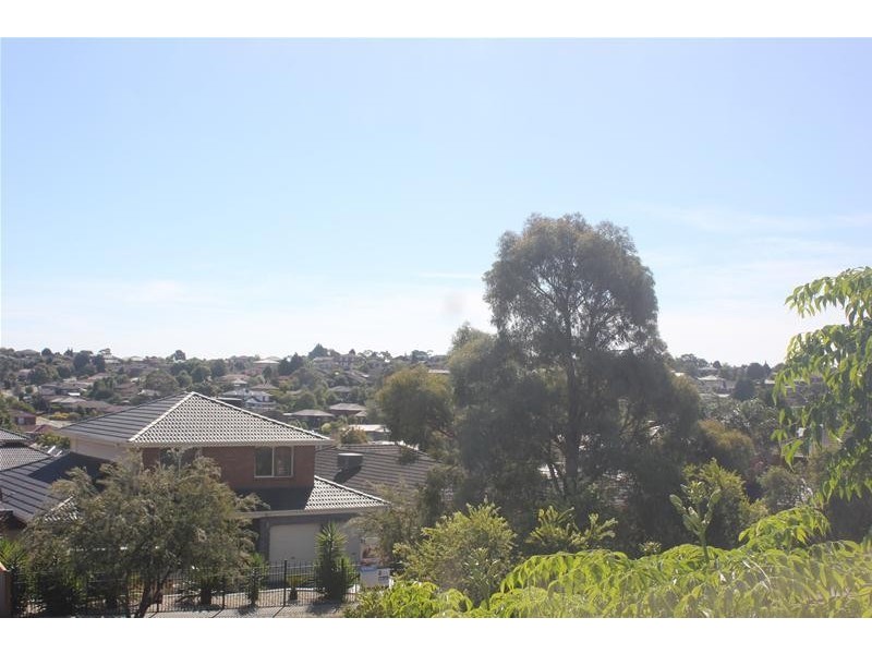 21 Huxley Crescent, Endeavour Hills VIC 3802