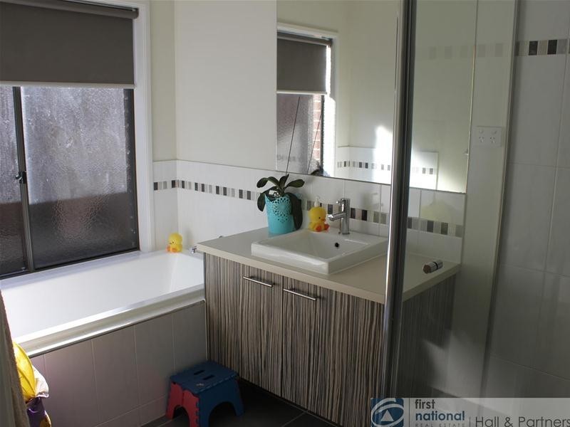 22 Faringdon Drive, Cranbourne North VIC 3977