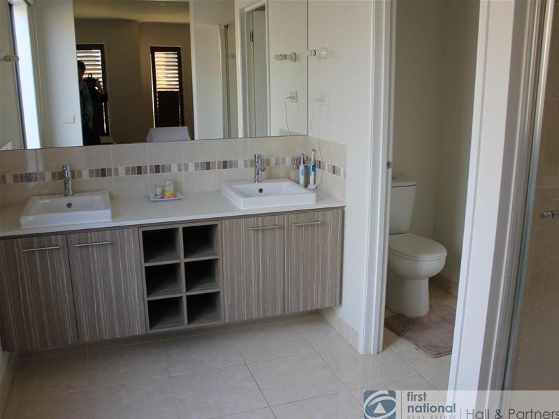 22 Faringdon Drive, Cranbourne North VIC 3977