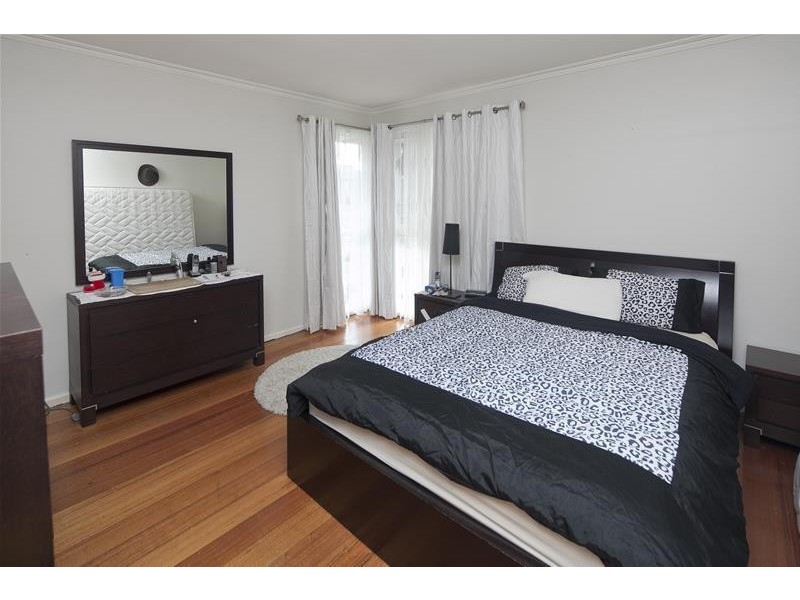 17 Shalimar Crescent, Dandenong North VIC 3175