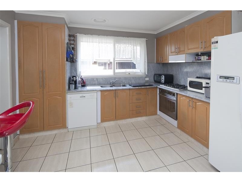 17 Shalimar Crescent, Dandenong North VIC 3175