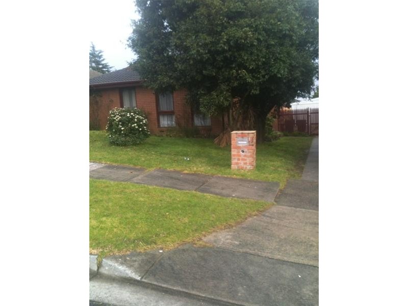 13 Lachlan Drive, Endeavour Hills VIC 3802