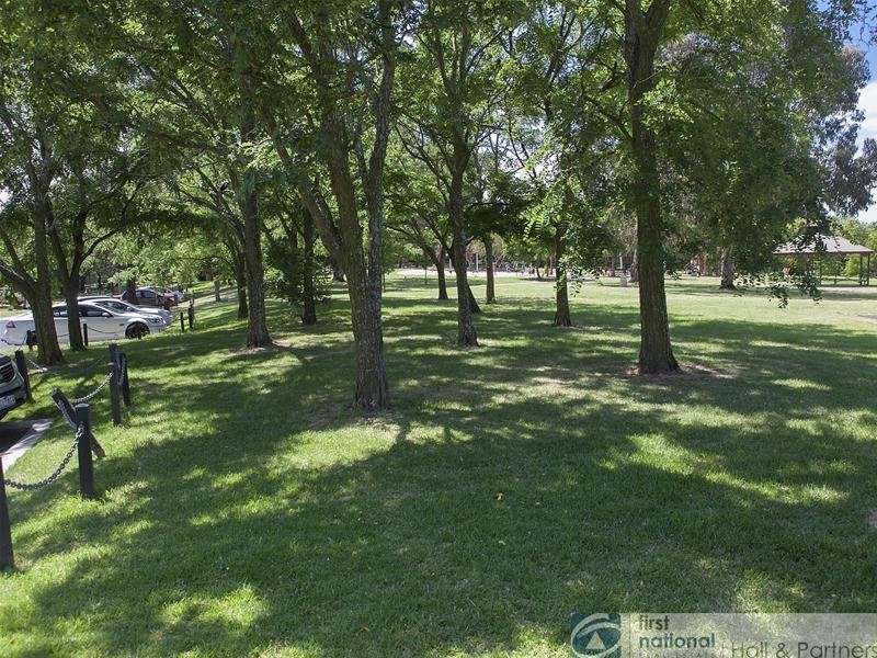 13 Tarrangower Place, Berwick VIC 3806