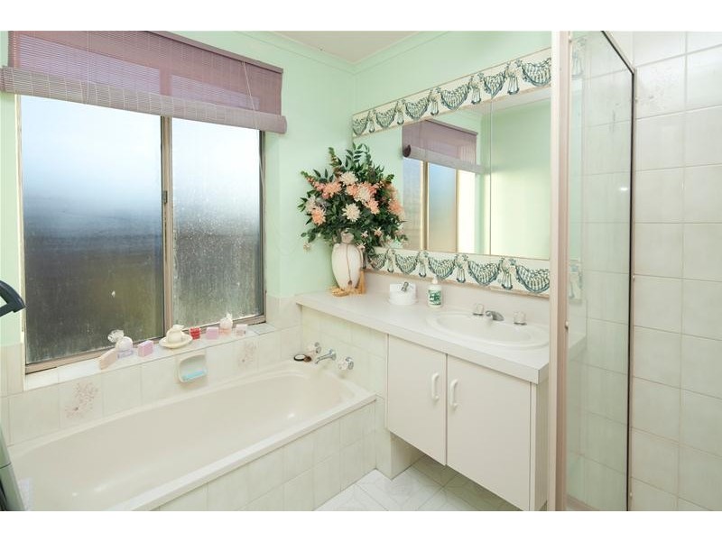 77 Georgette Crescent, Endeavour Hills VIC 3802