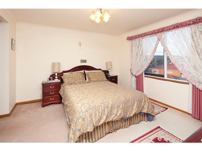 77 Georgette Crescent, Endeavour Hills VIC 3802