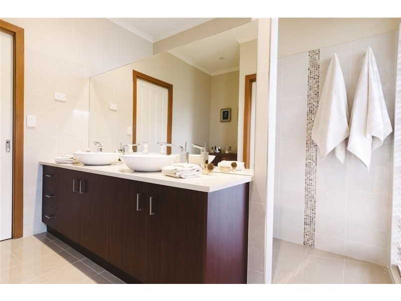 11-12 Wiringa Close, Narre Warren North VIC 3804