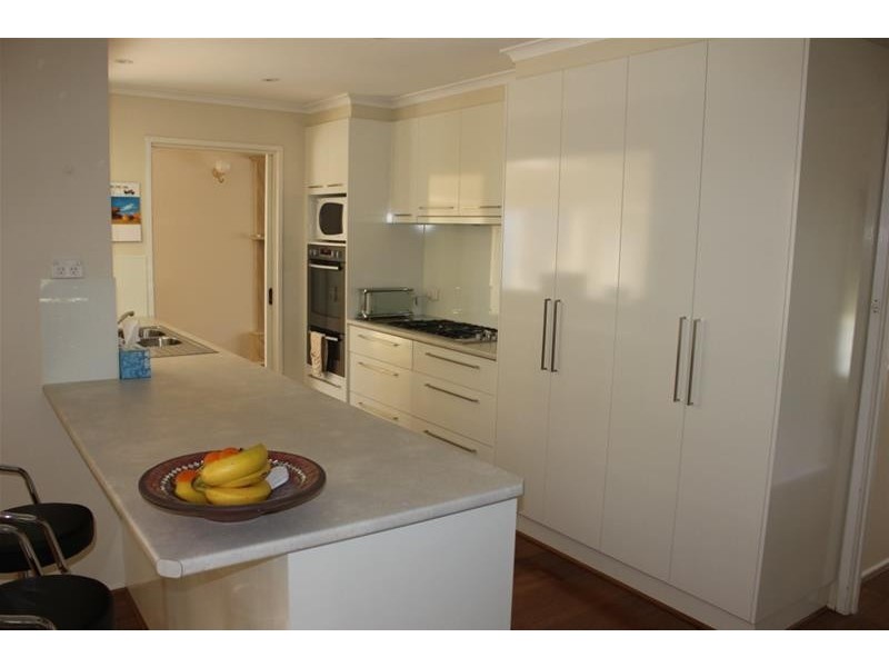 12 Dampier Court, Endeavour Hills VIC 3802