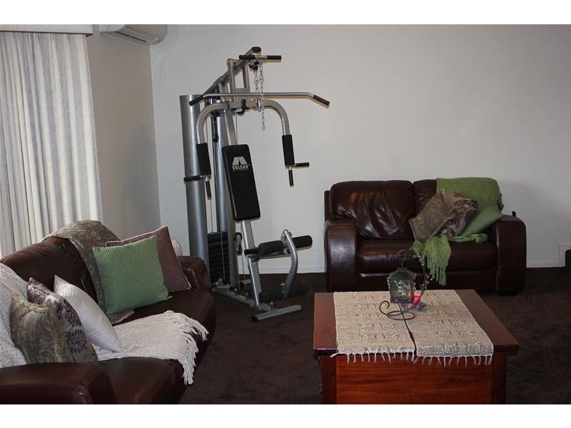 1 St Boswells Avenue, Berwick VIC 3806