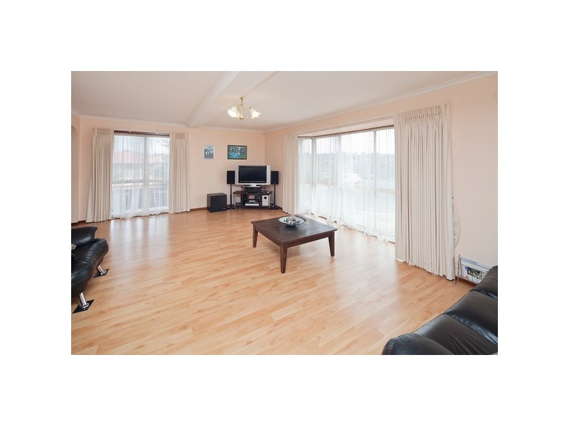 8 Conran Avenue, Endeavour Hills VIC 3802