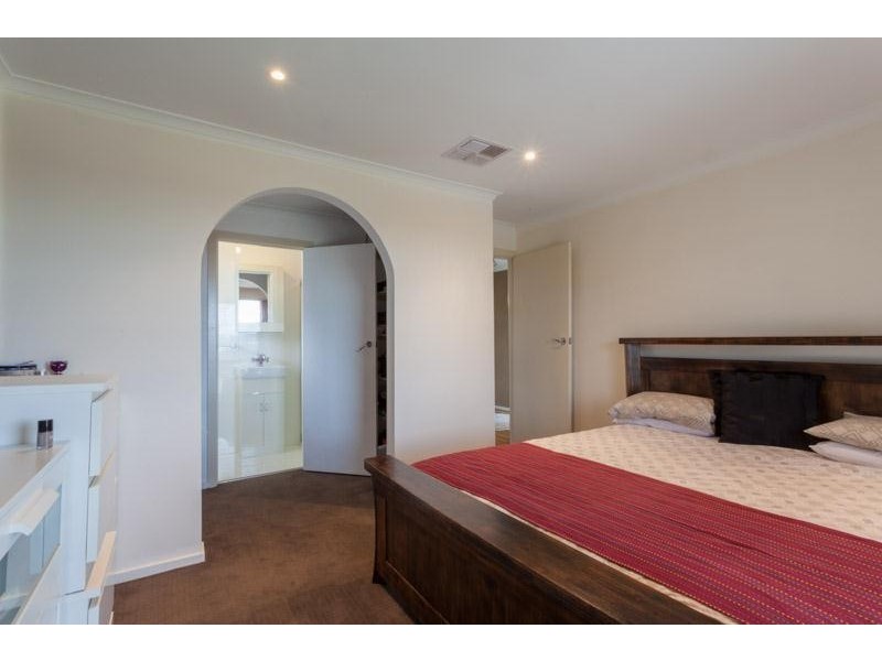 2 Oxley Way, Endeavour Hills VIC 3802