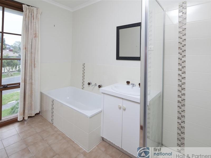 13 Denton Drive, Endeavour Hills VIC 3802