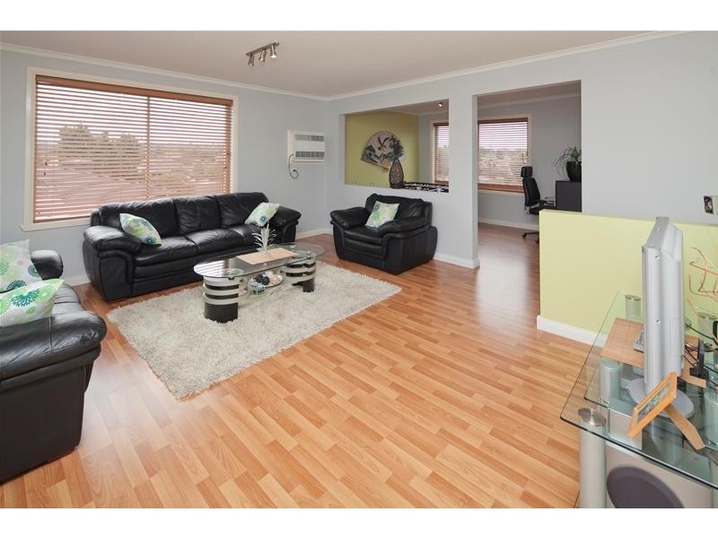 15 Scarlet Drive, Doveton VIC 3177