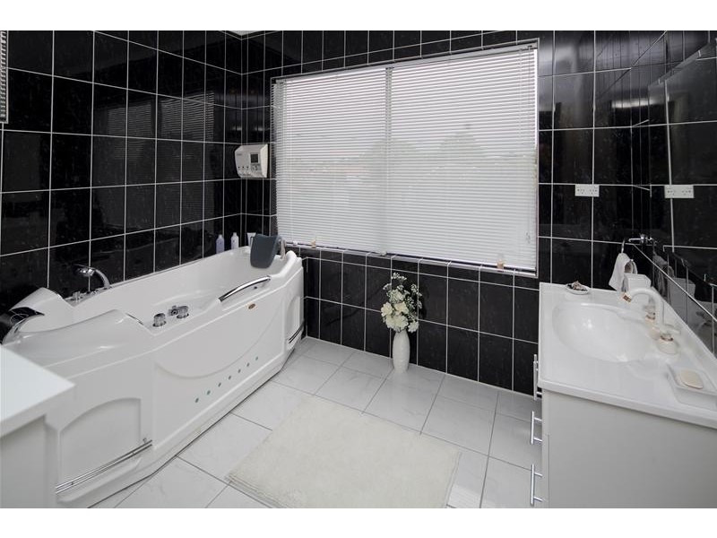 15 Scarlet Drive, Doveton VIC 3177