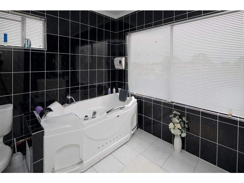 15 Scarlet Drive, Doveton VIC 3177