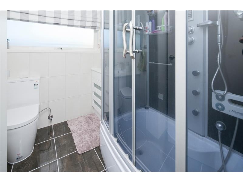 64 Essex Park Drive, Endeavour Hills VIC 3802