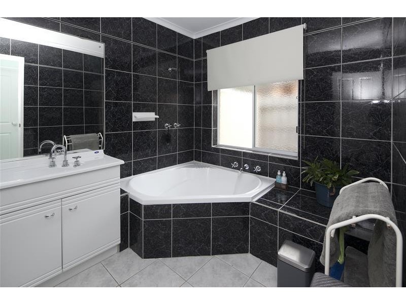 18 Quirk Court, Endeavour Hills VIC 3802