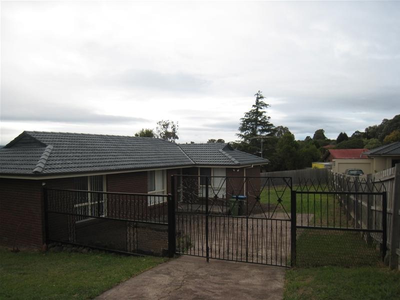 6 Grove End Road, Endeavour Hills VIC 3802