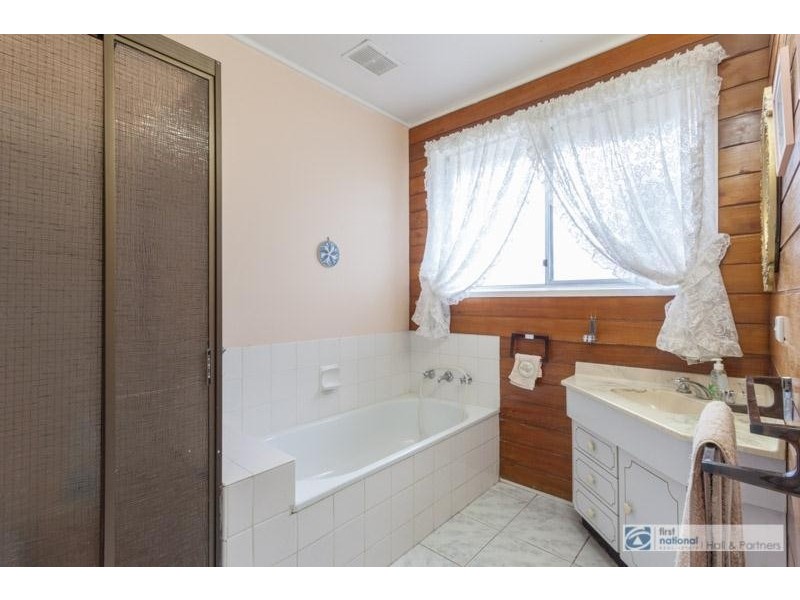 16 Mangana Drive, Mulgrave VIC 3170