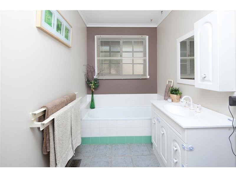 44 Meadow Wood Walk, Narre Warren VIC 3805