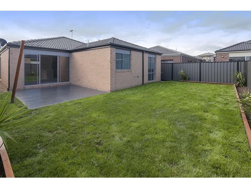 12 Morphetville Street, Clyde North VIC 3978