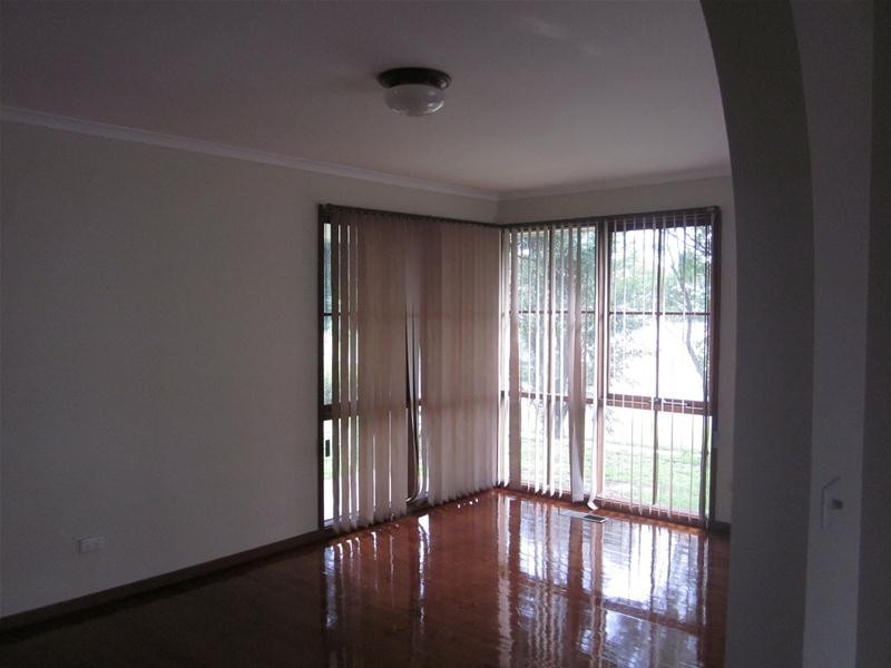 27 Axedale Crescent, Endeavour Hills VIC 3802