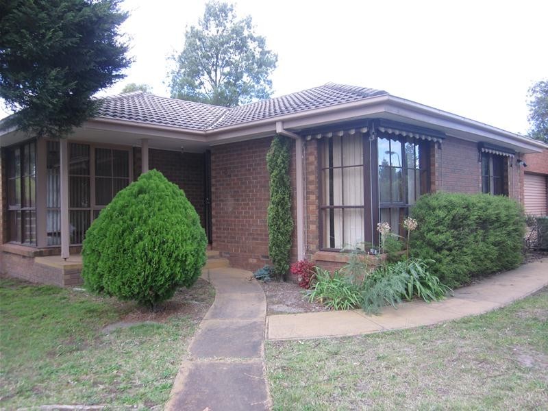 27 Axedale Crescent, Endeavour Hills VIC 3802