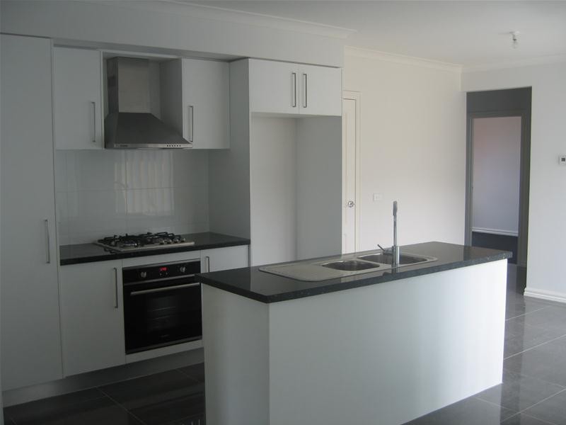 2/18 Pittosporum Grove, Doveton VIC 3177