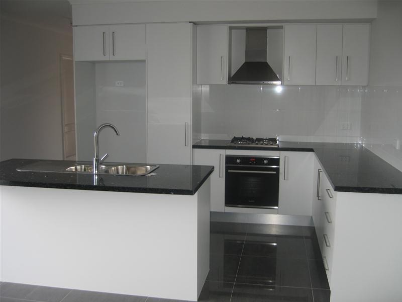 2/18 Pittosporum Grove, Doveton VIC 3177