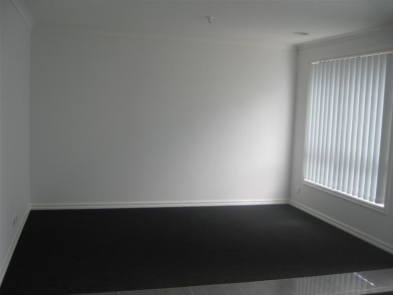 2/18 Pittosporum Grove, Doveton VIC 3177