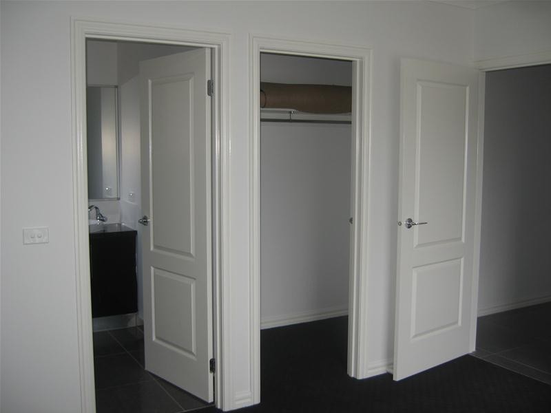 2/18 Pittosporum Grove, Doveton VIC 3177