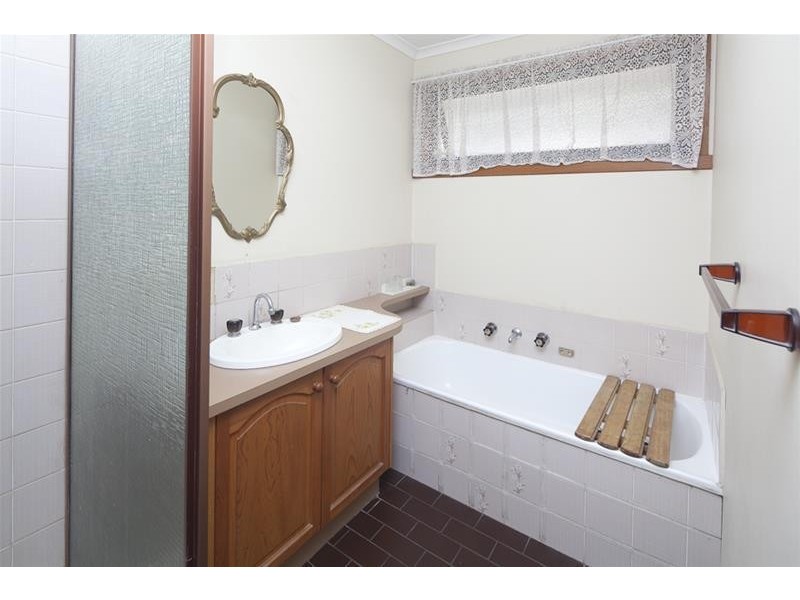 11 Endeavour Crescent, Endeavour Hills VIC 3802