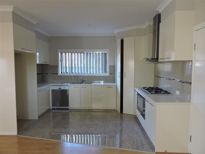 2/10 Mary Street, Hampton Park VIC 3976