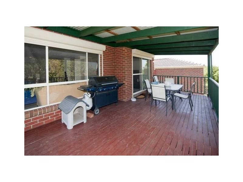 16 Hellyer Way, Endeavour Hills VIC 3802