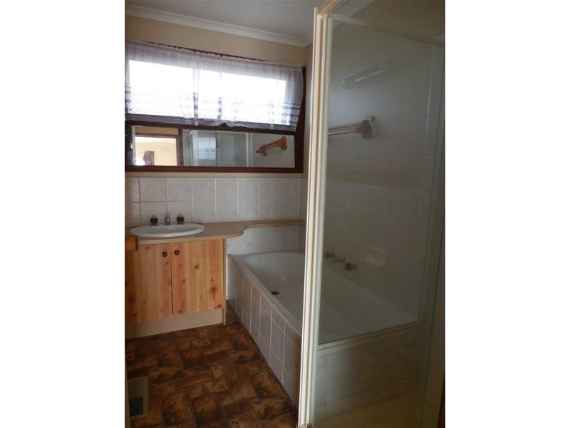 10 Whitestone Court, Endeavour Hills VIC 3802